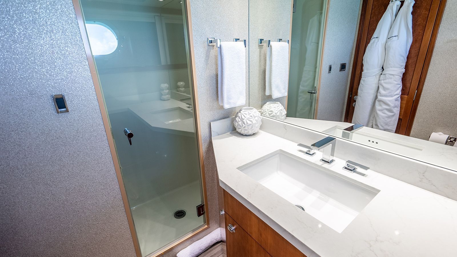 4.9 Ensuite bathroom.jpg
