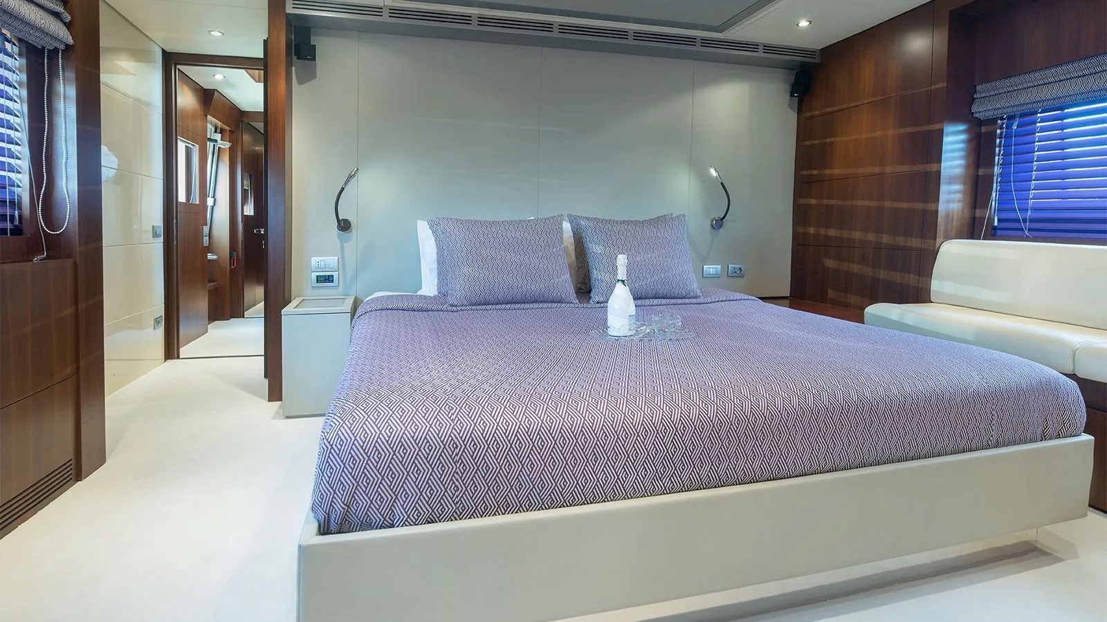 401 Main deck master suite 1.jpg