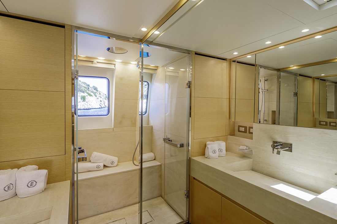 402 Ensuite bathroom.jpg