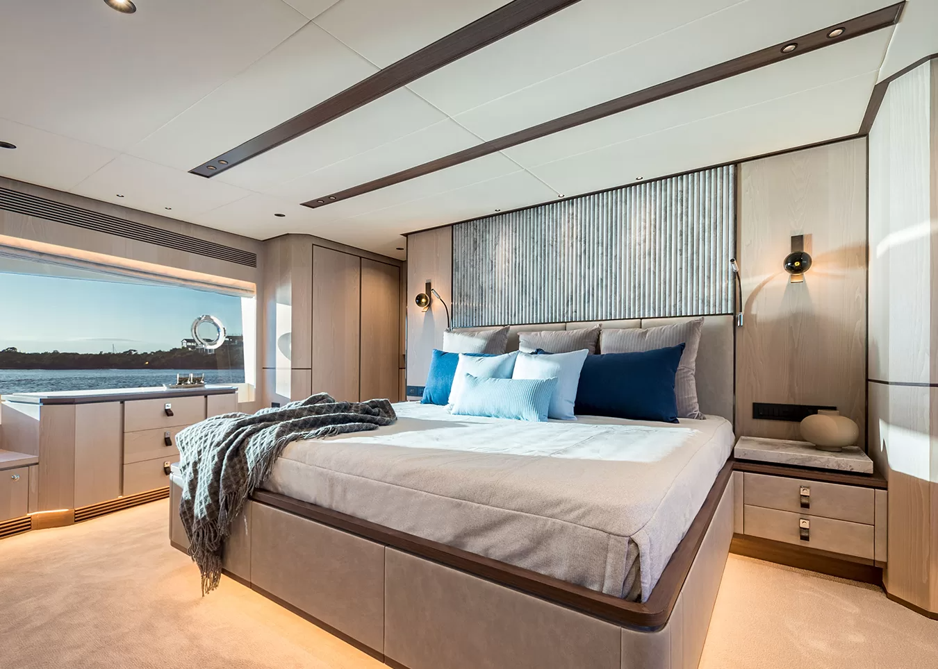 402 Main deck master king sized bed.png