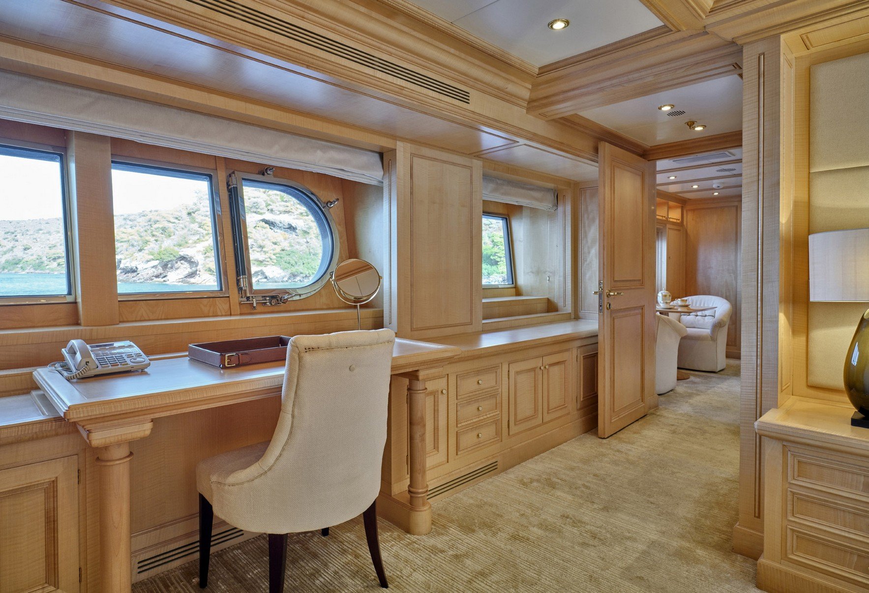 402 Master suite office area.jpg