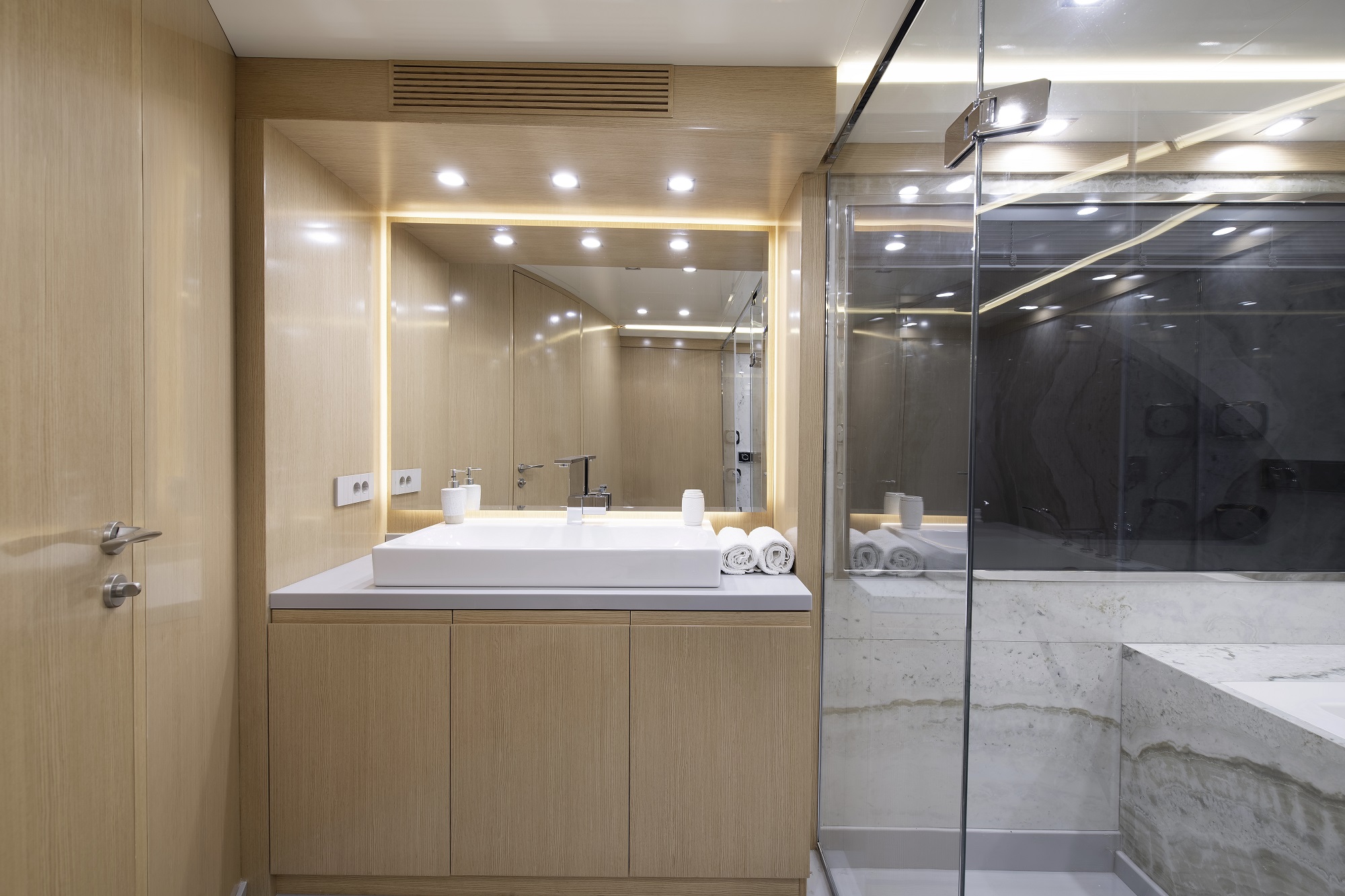 402 Upper deck master ensuite.jpg