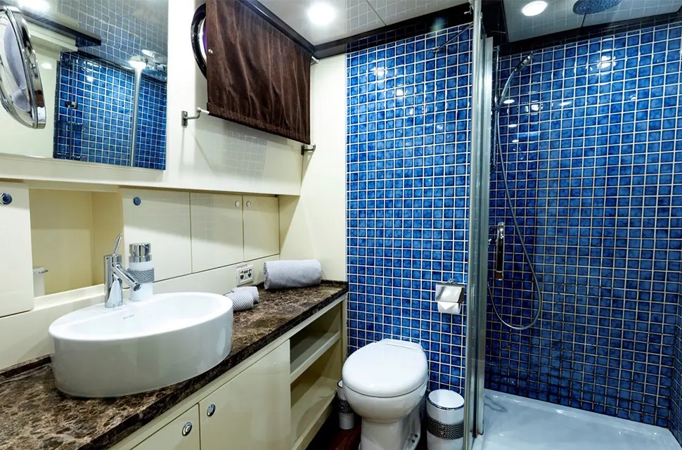 404 Guest ensuite.jpg