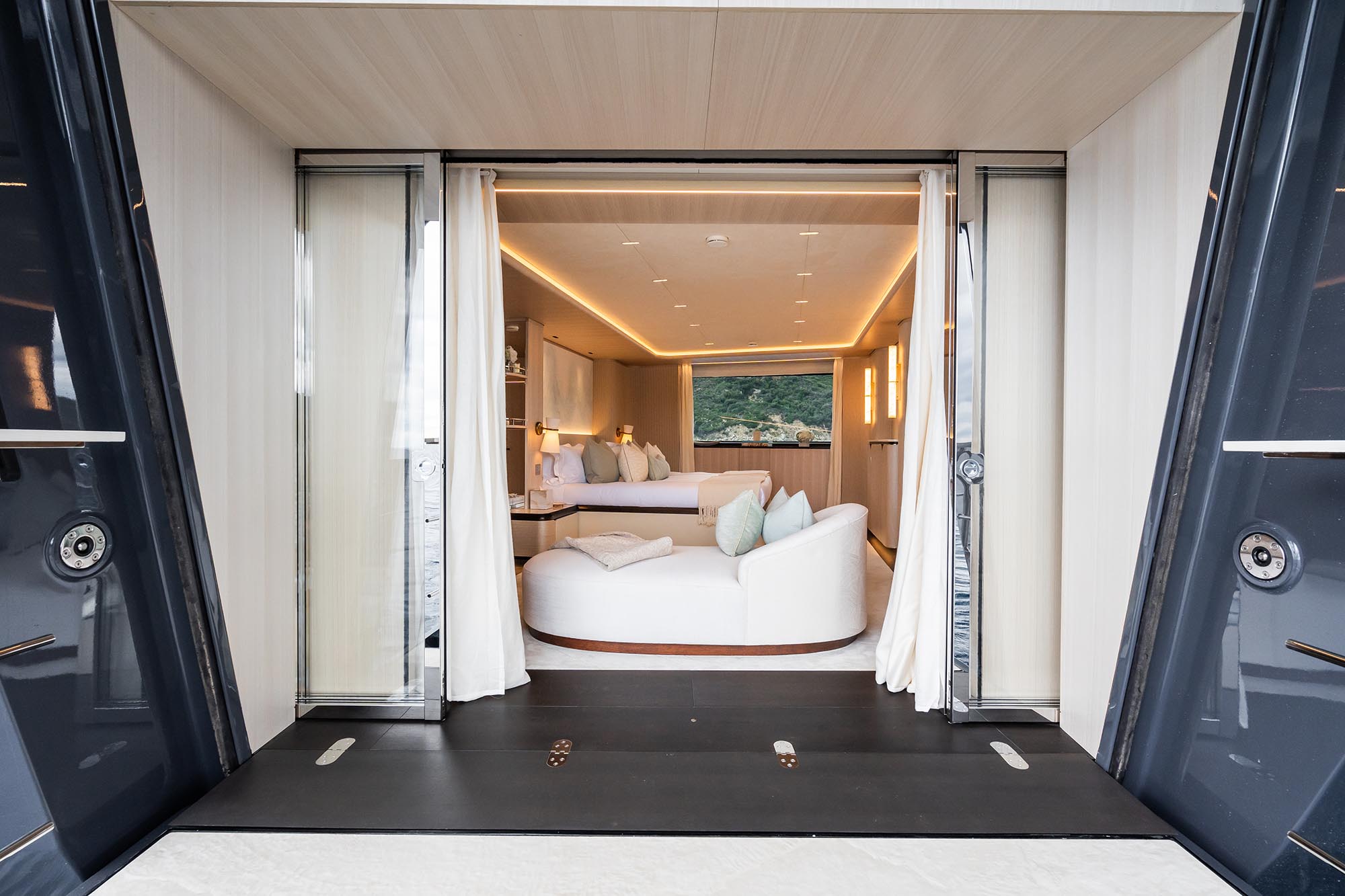 404 Master suite balcony.jpg