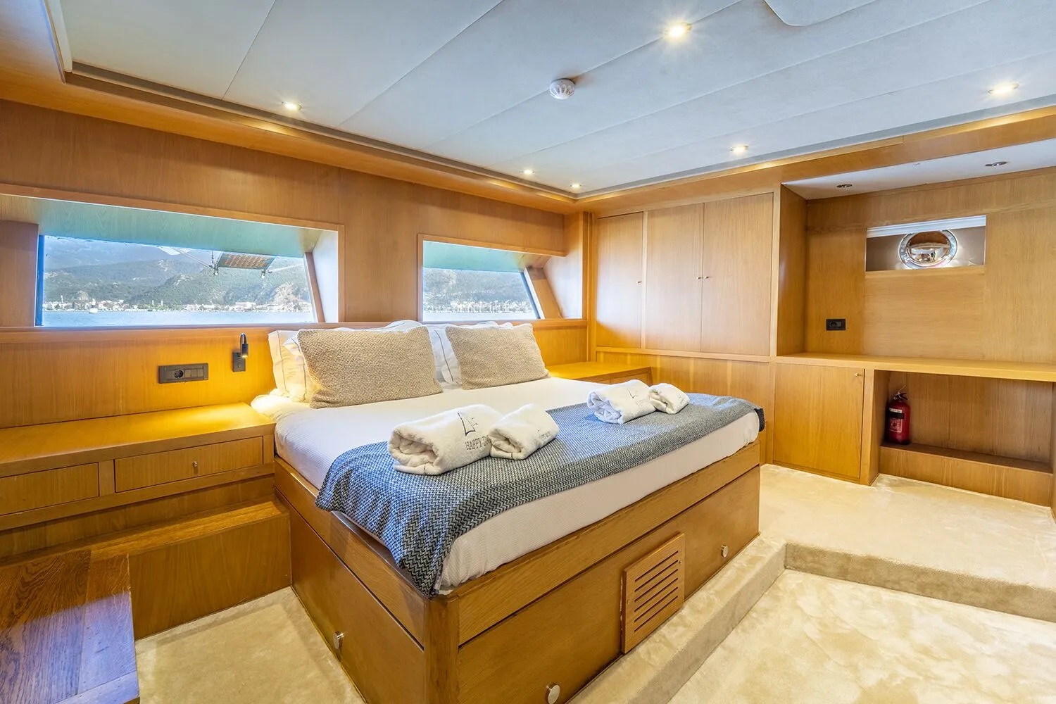 404 Second master suite.jpg