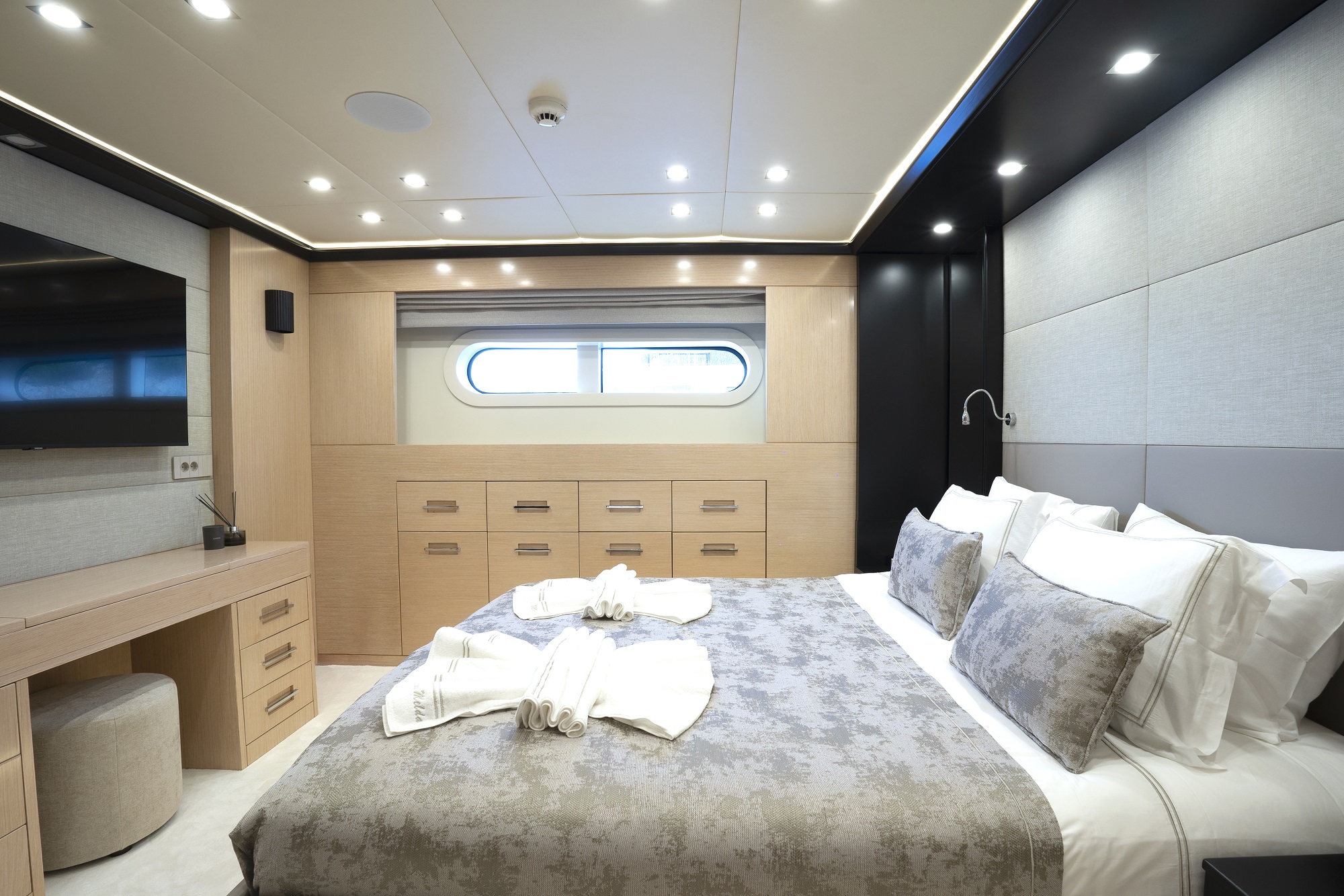 404 Starboard side double guest suite.jpg