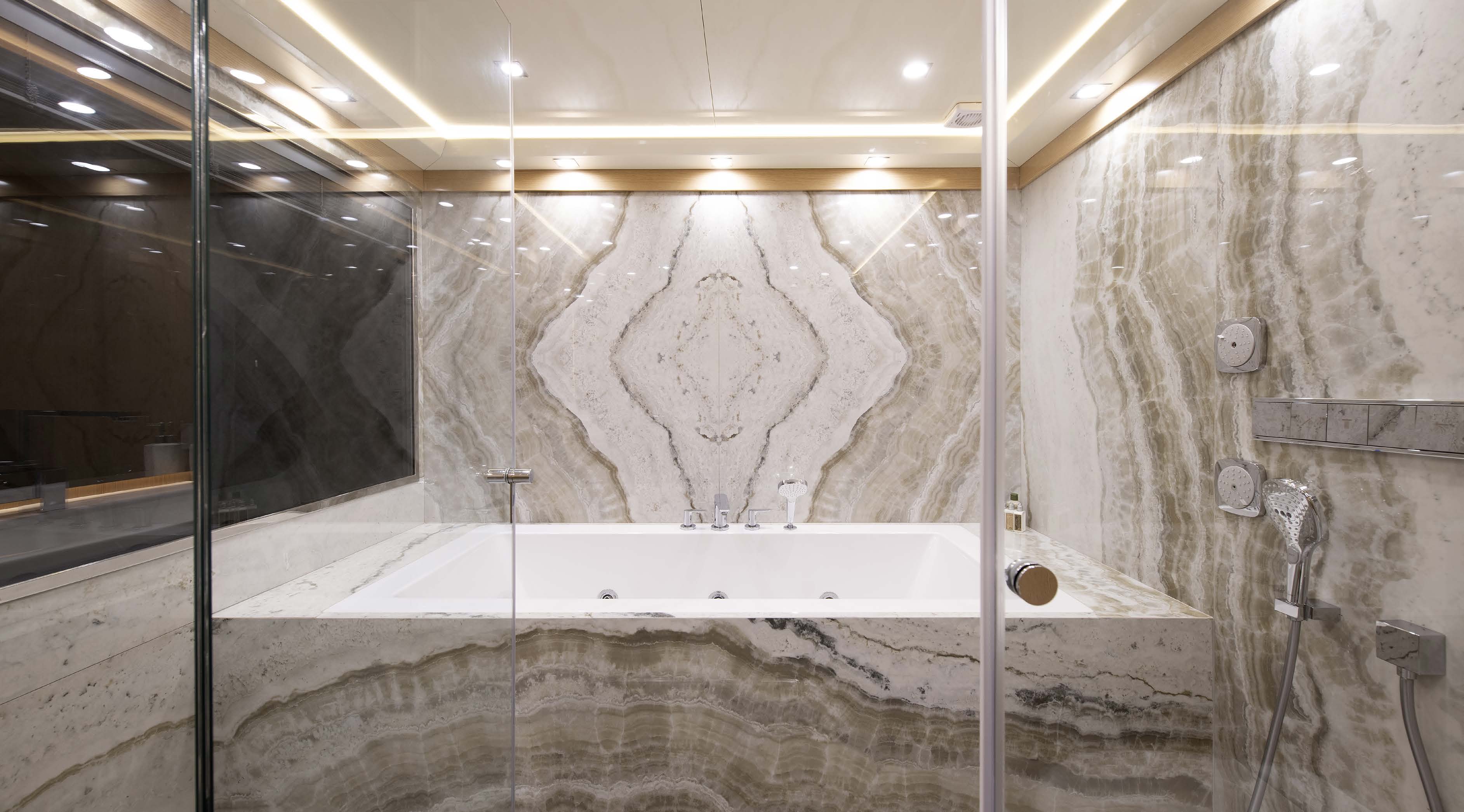404 Upper deck ensuite.jpg