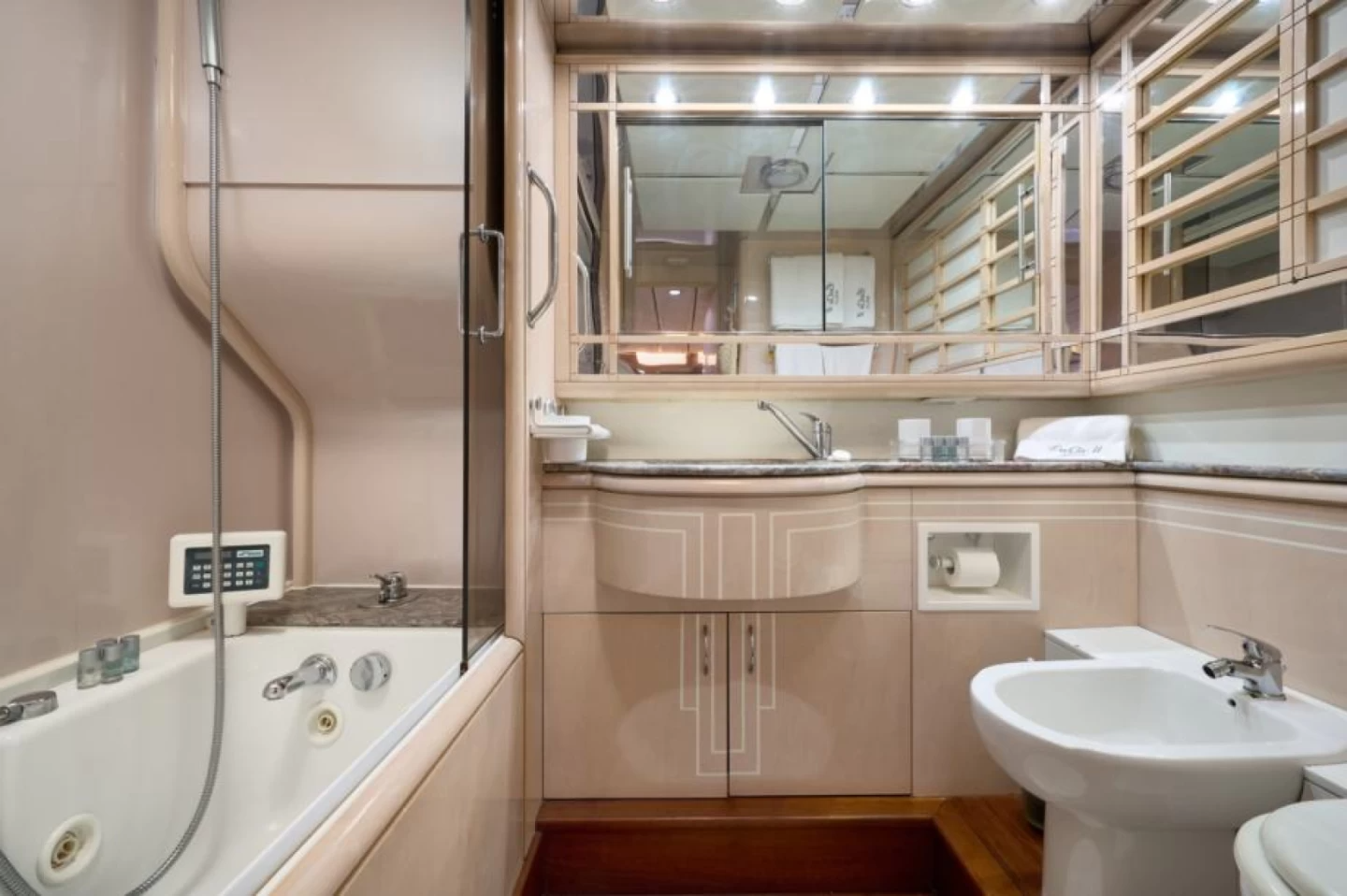 405 Master ensuite.png