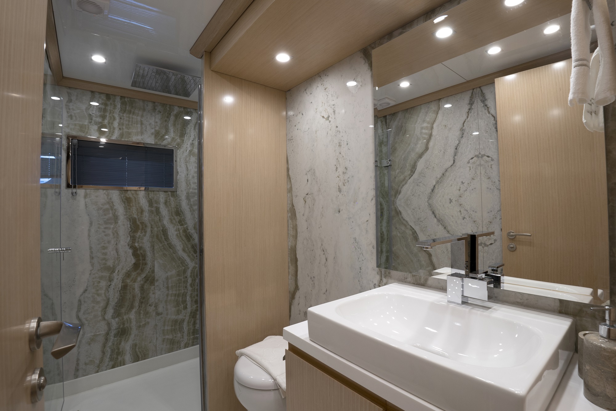 405 Starboard side double guest ensuite.jpg