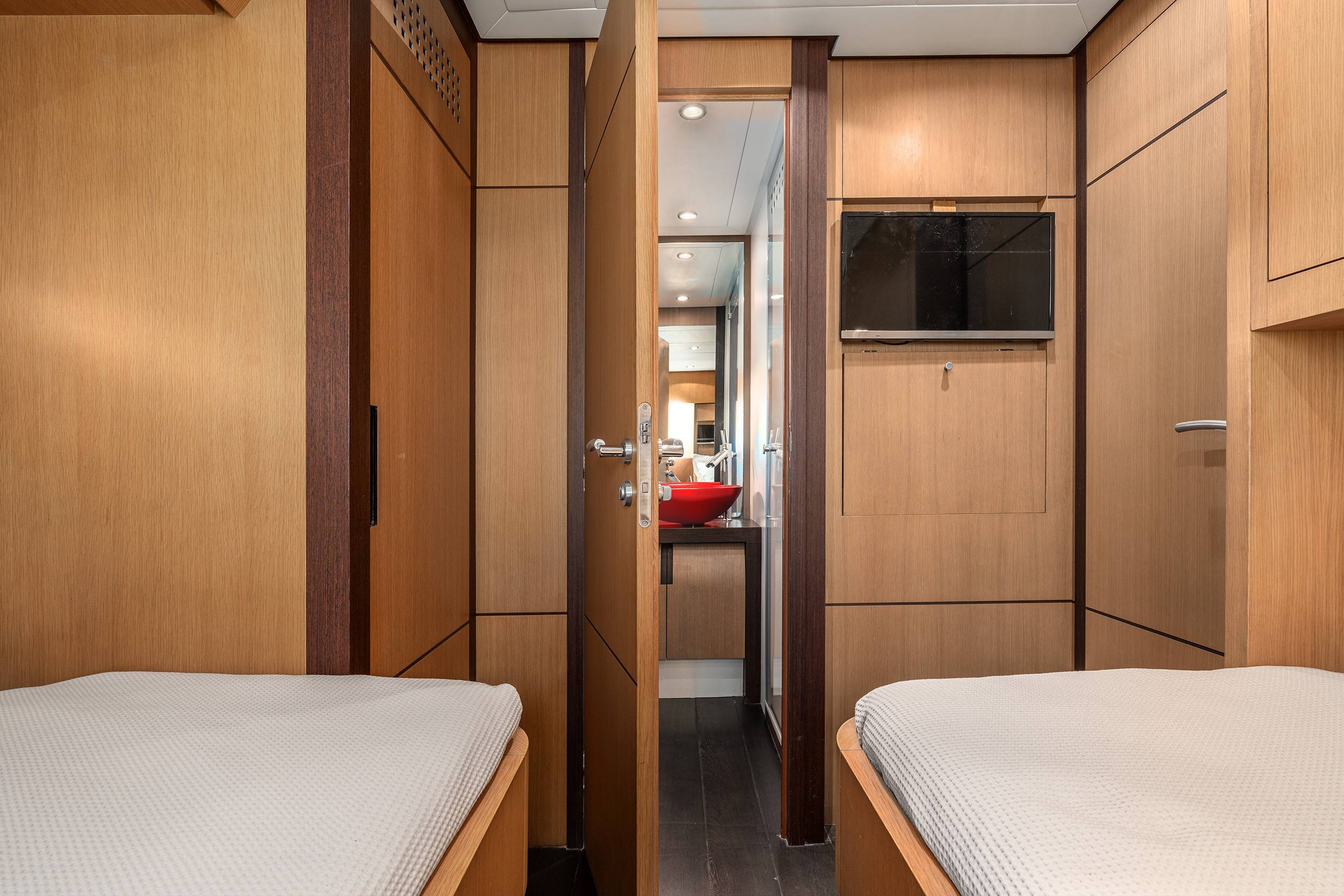 405 Twin with ensuite.jpg