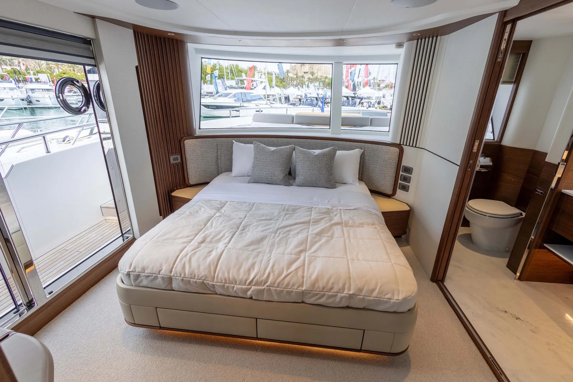 406 Main deck VIP.jpg