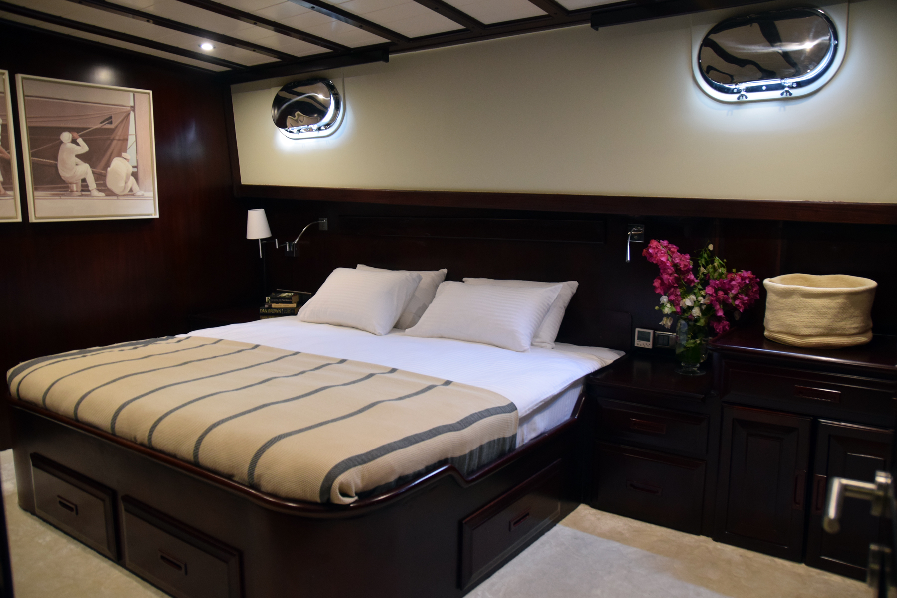 406 Starboard forward suite.jpg
