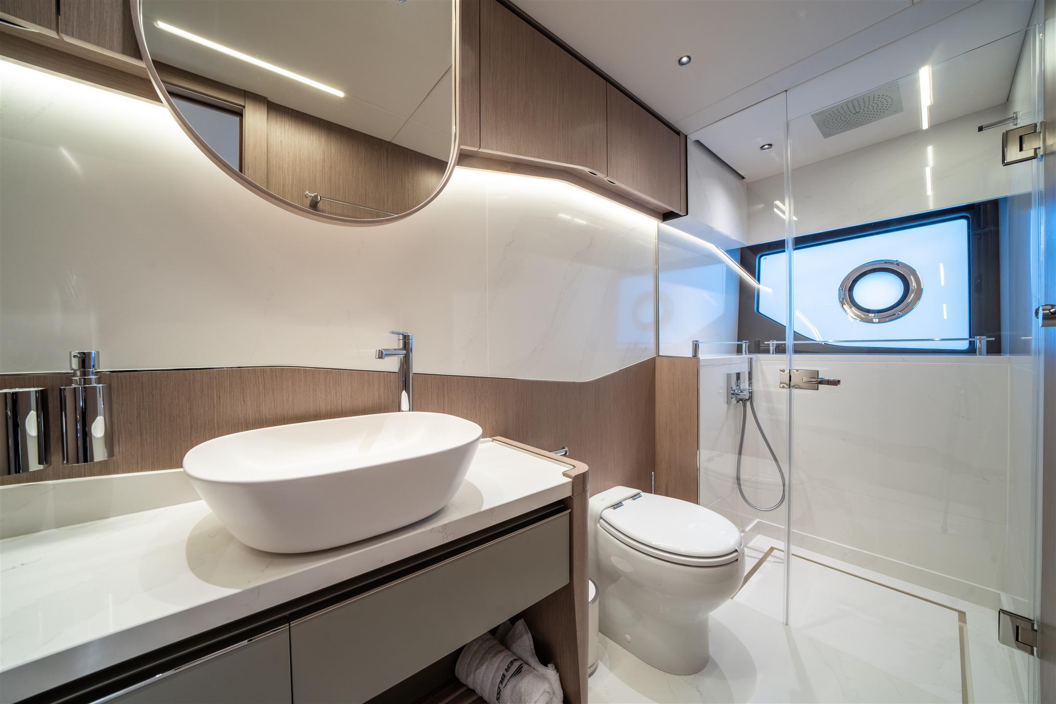 409 Ensuite bathroom.jpg