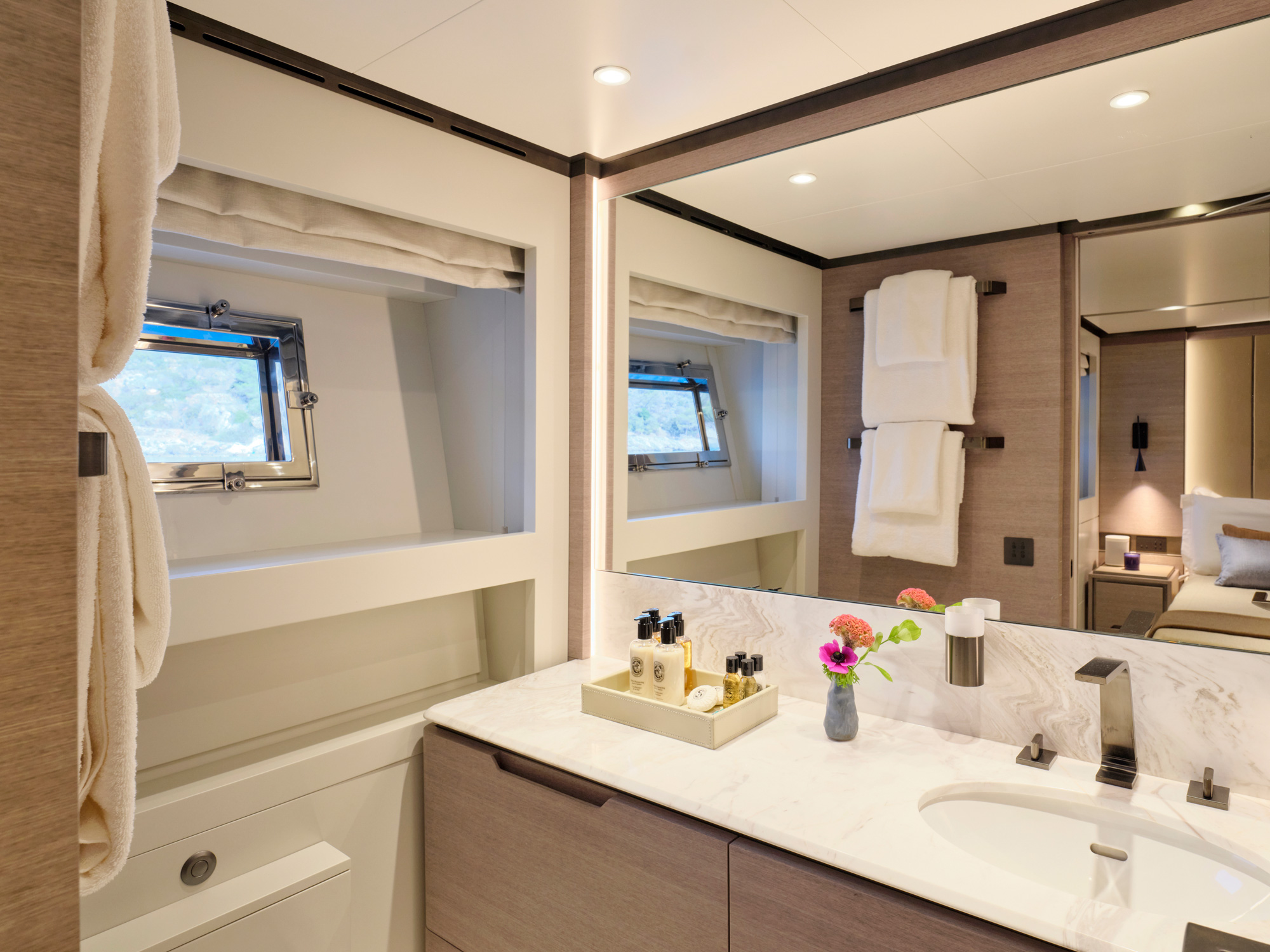 410 Ensuite bathroom.jpg