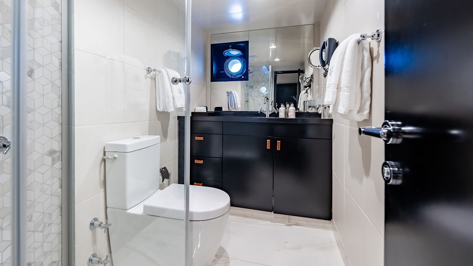 410 Twin ensuite.jpg