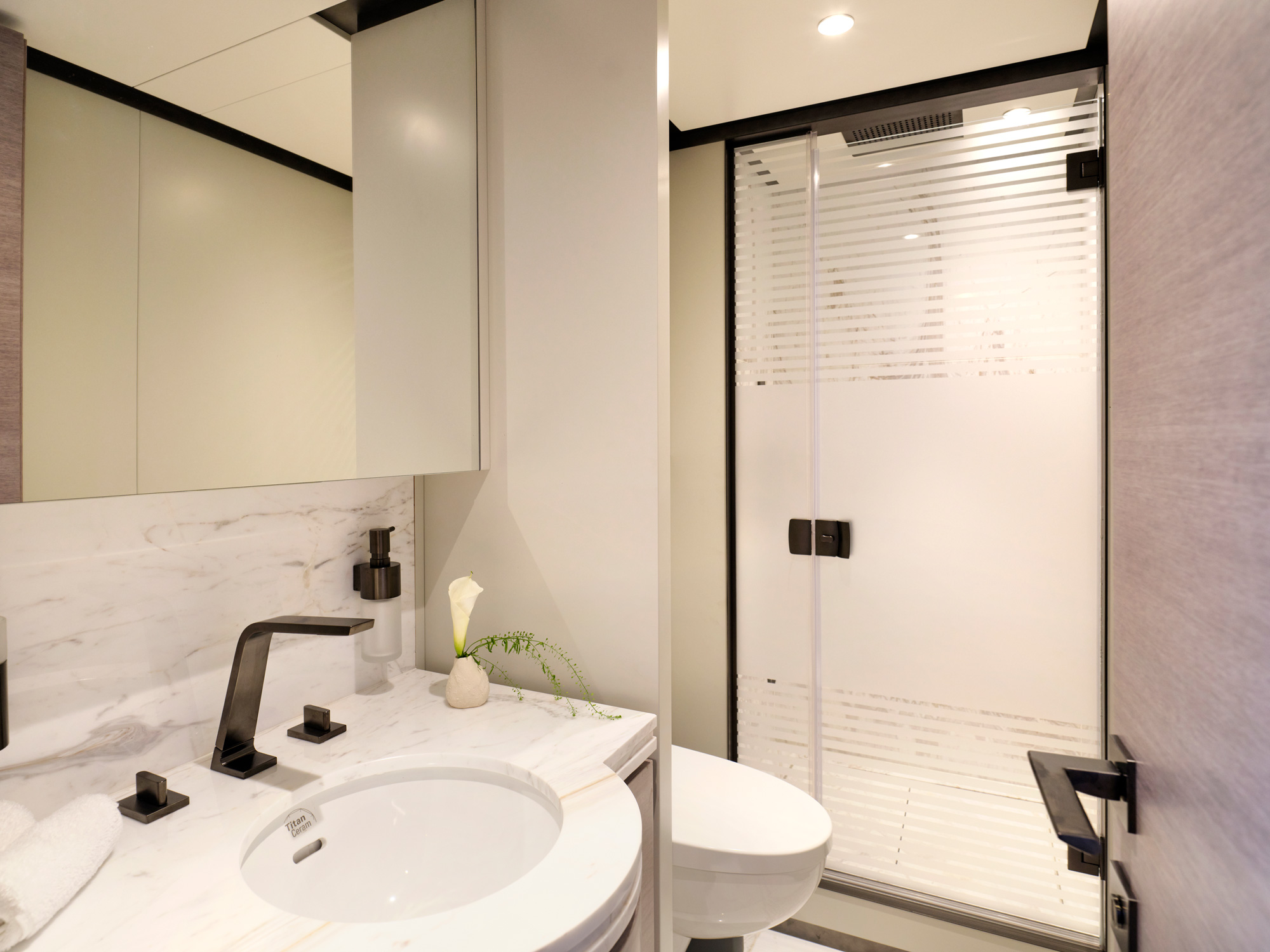 411 Ensuite bathroom.jpg