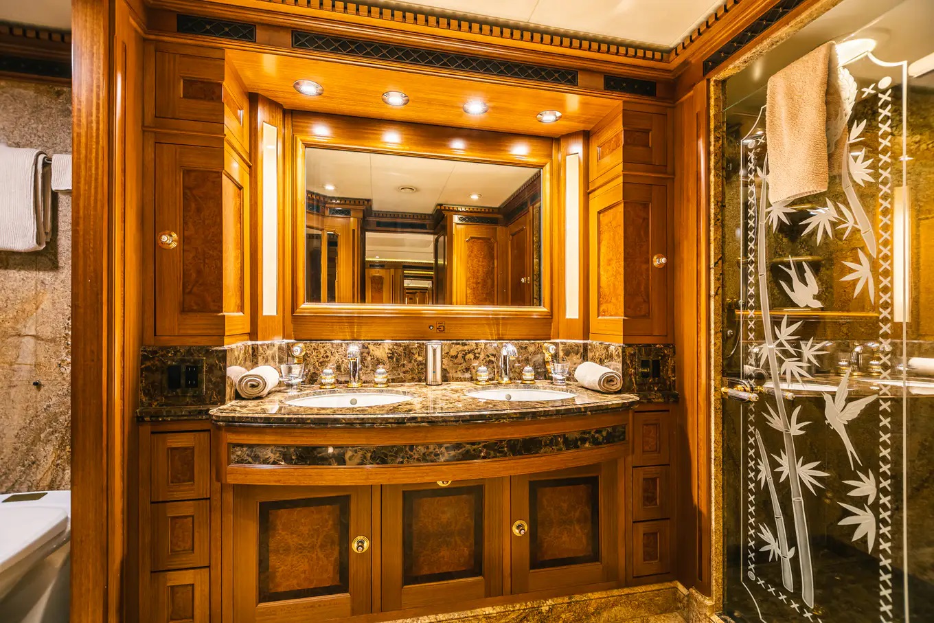 412 Twin suite ensuite.jpg