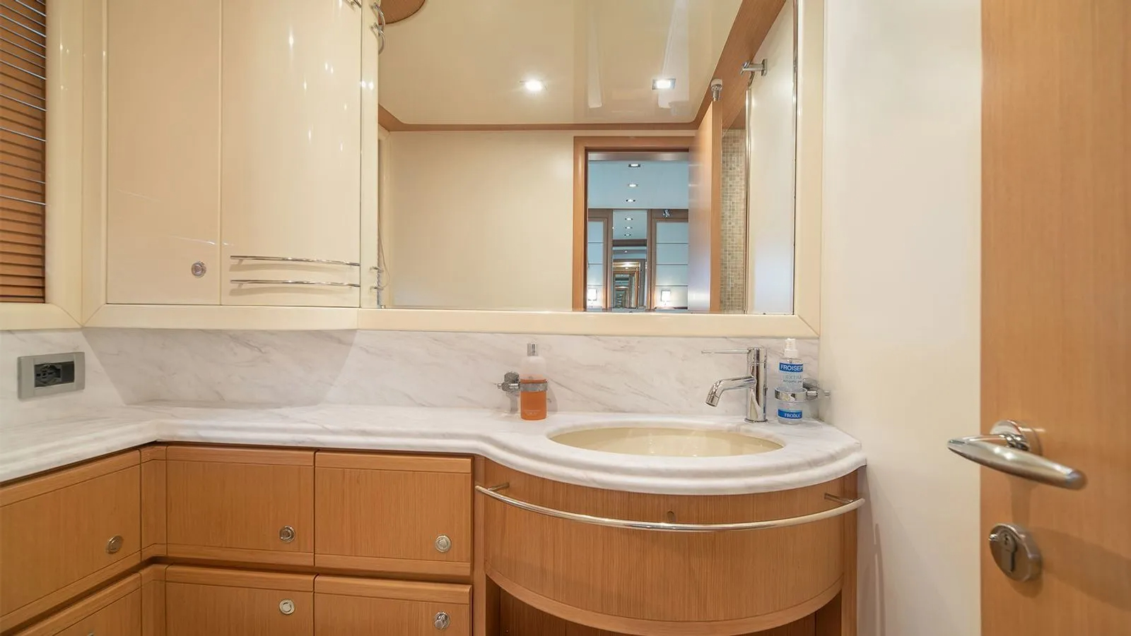 413 Guest ensuite.jpg