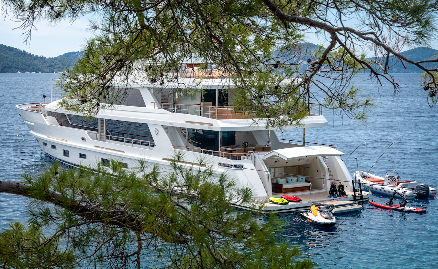 43m superyacht Sunrise.jpg