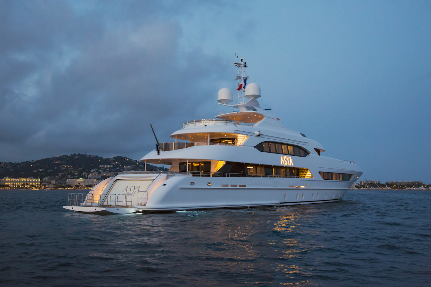 47m Heesen at night - Photo Credit David Churchill.jpg