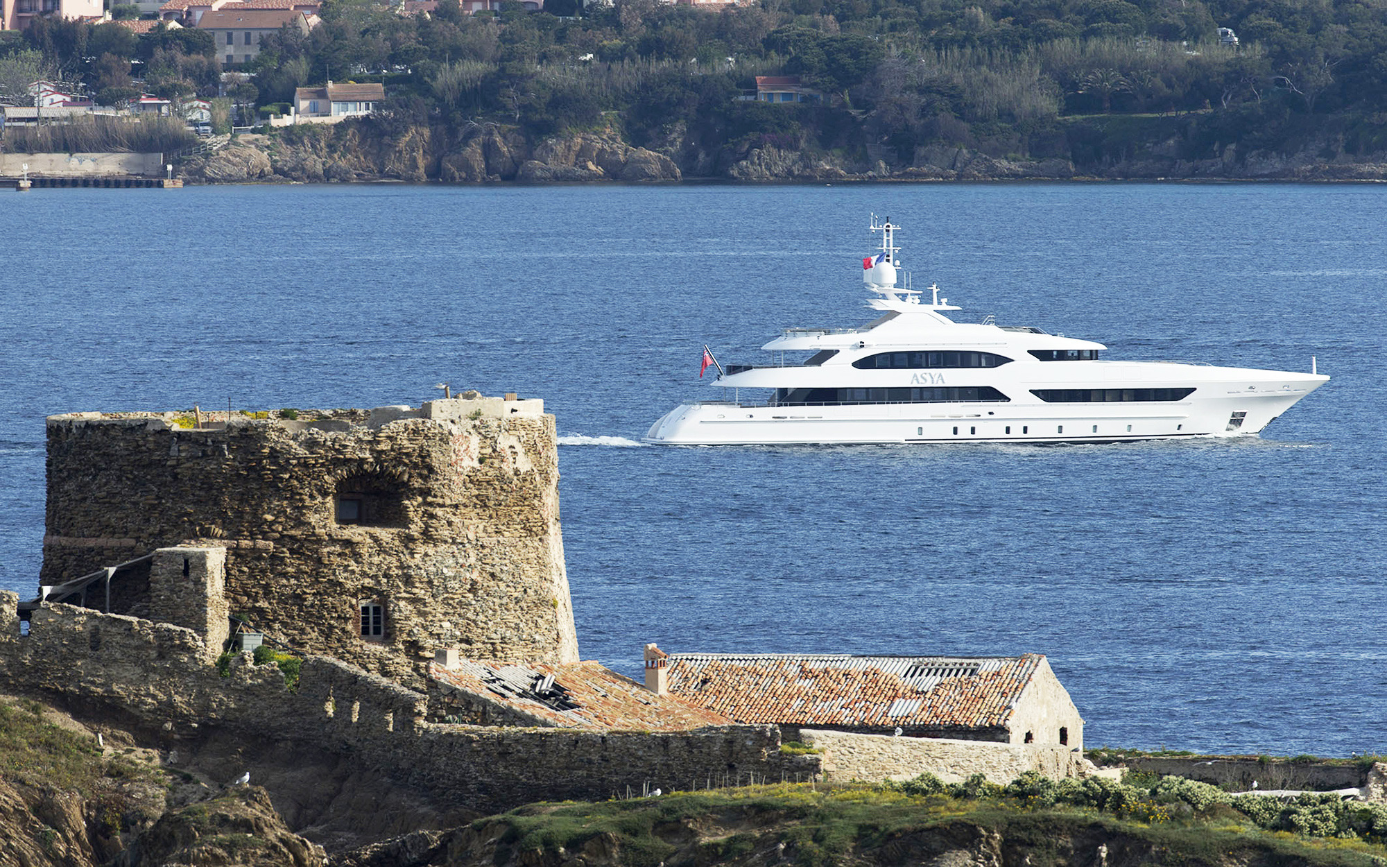 47m yacht by Heesen cruising in the Mediterranean.jpg