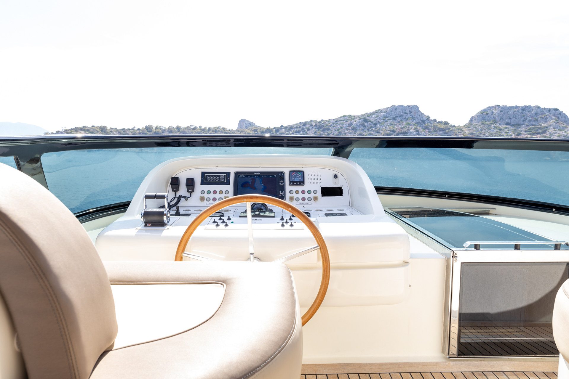 5.1 Flybridge helm controls.jpg