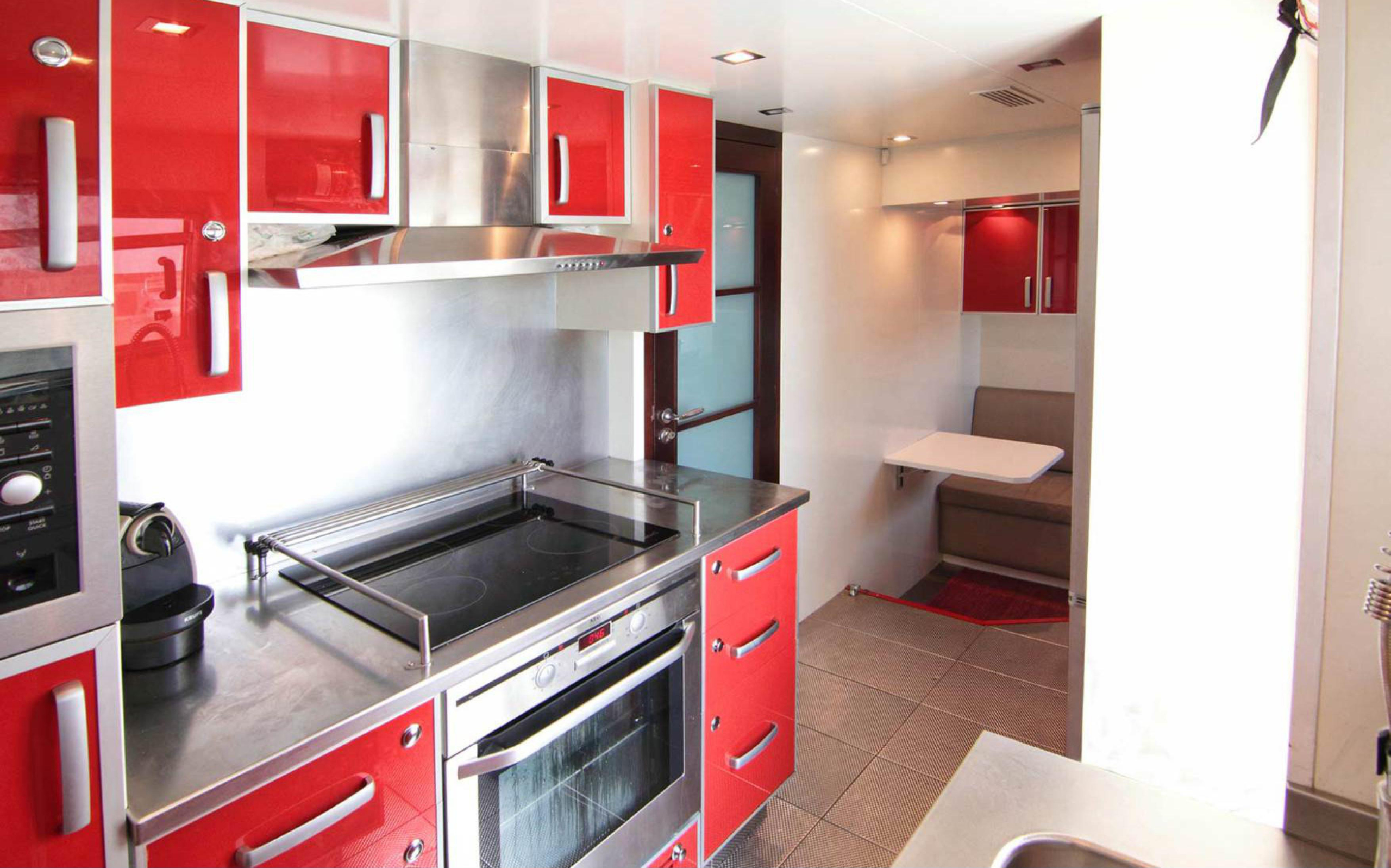5.1 Well appointed galley.jpg