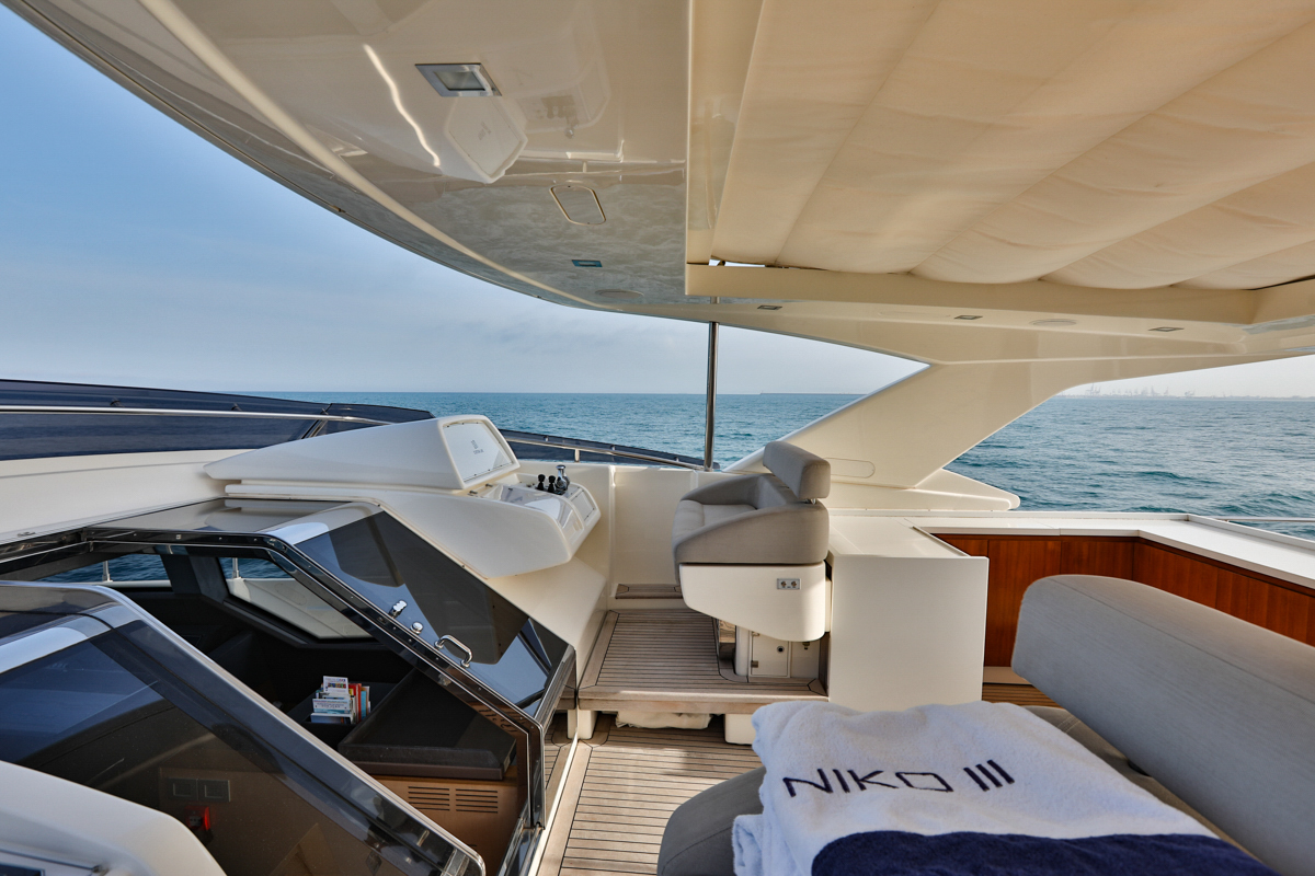 5.2 Flybridge helm station.jpg