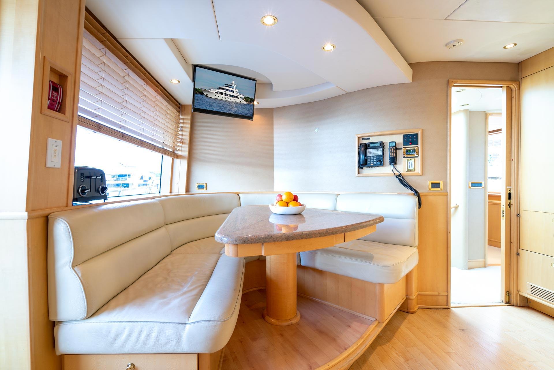 5.2 Galley dinette.jpg