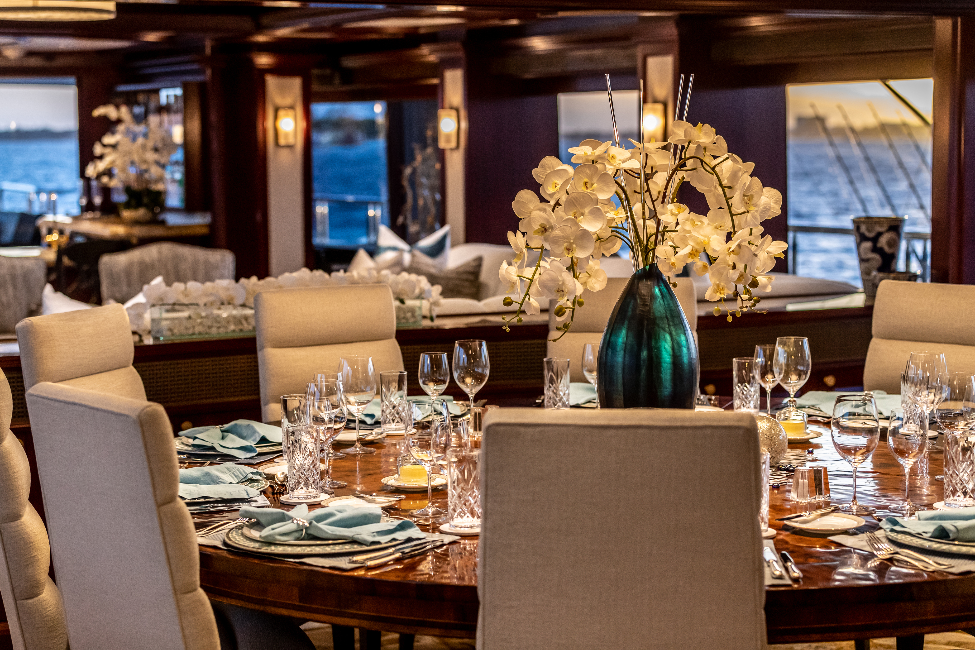 5.4 Luxurious dinner settings.jpg
