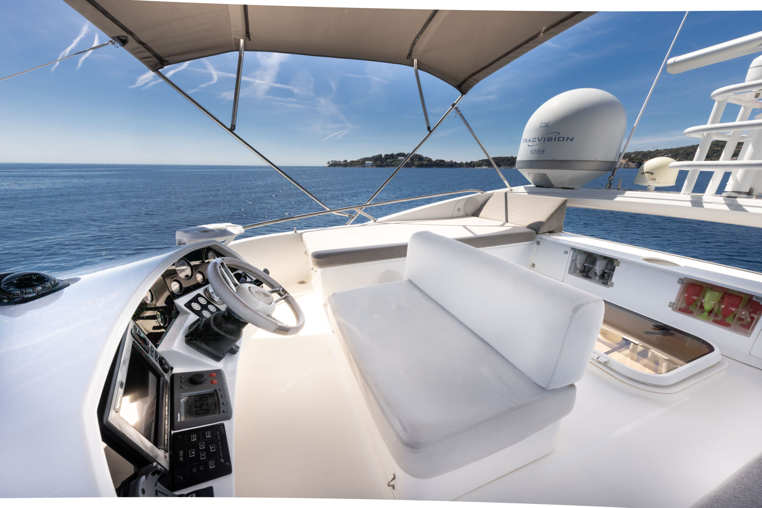501 Flybridge helm controls.jpg
