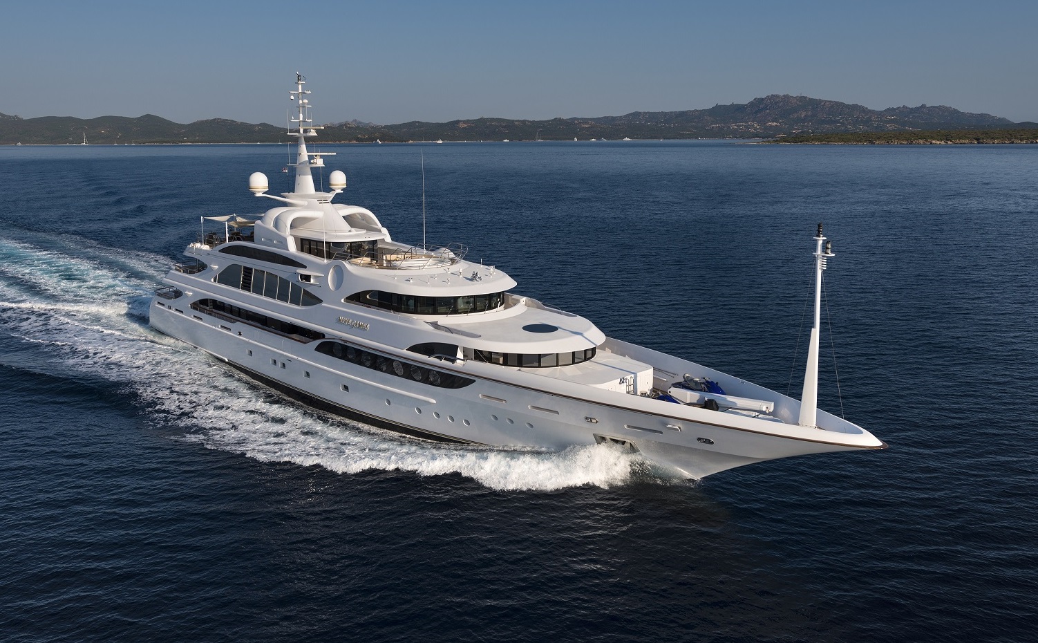 62m Benetti progile cruising .jpg
