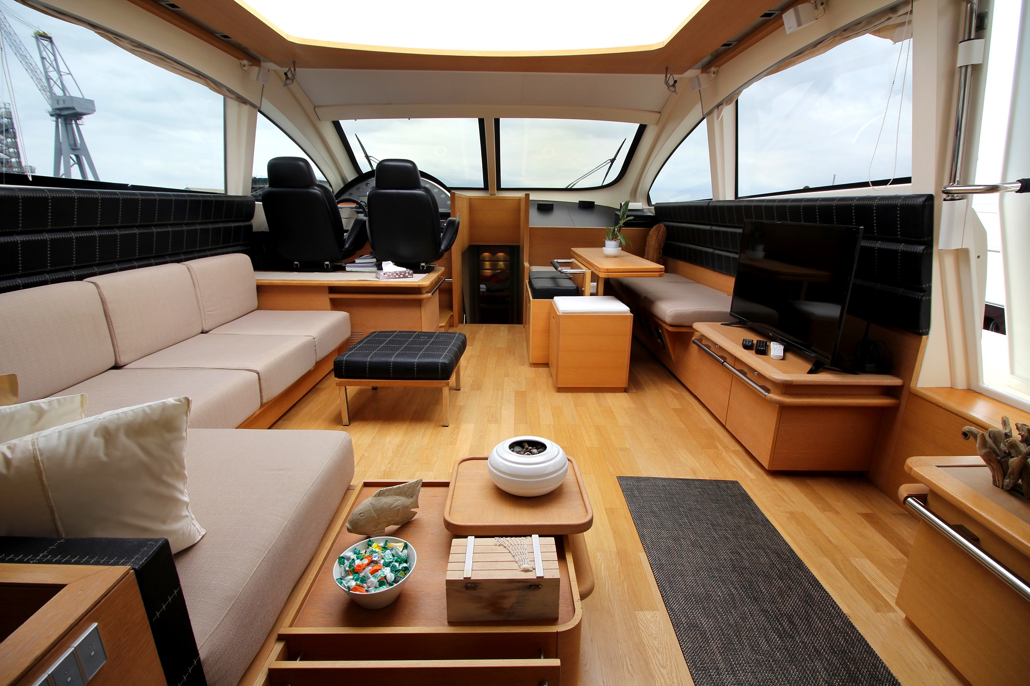 9 forever motor yacht luxury yacht charter noleggio barche levante yachts (7).jpg