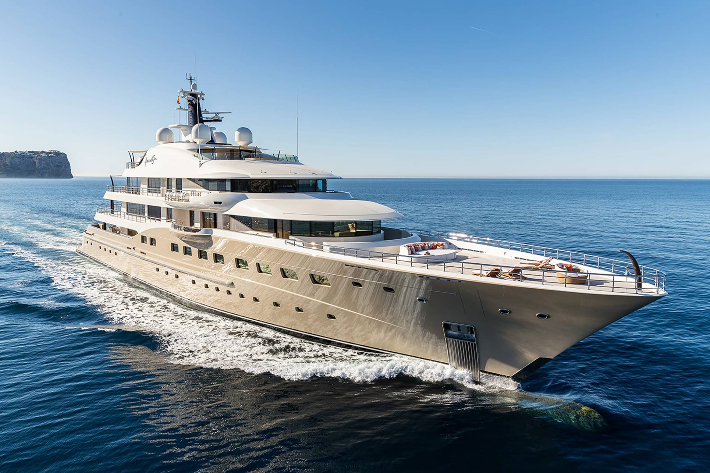 AMELS 199 Limited Edition - bow underway.jpg