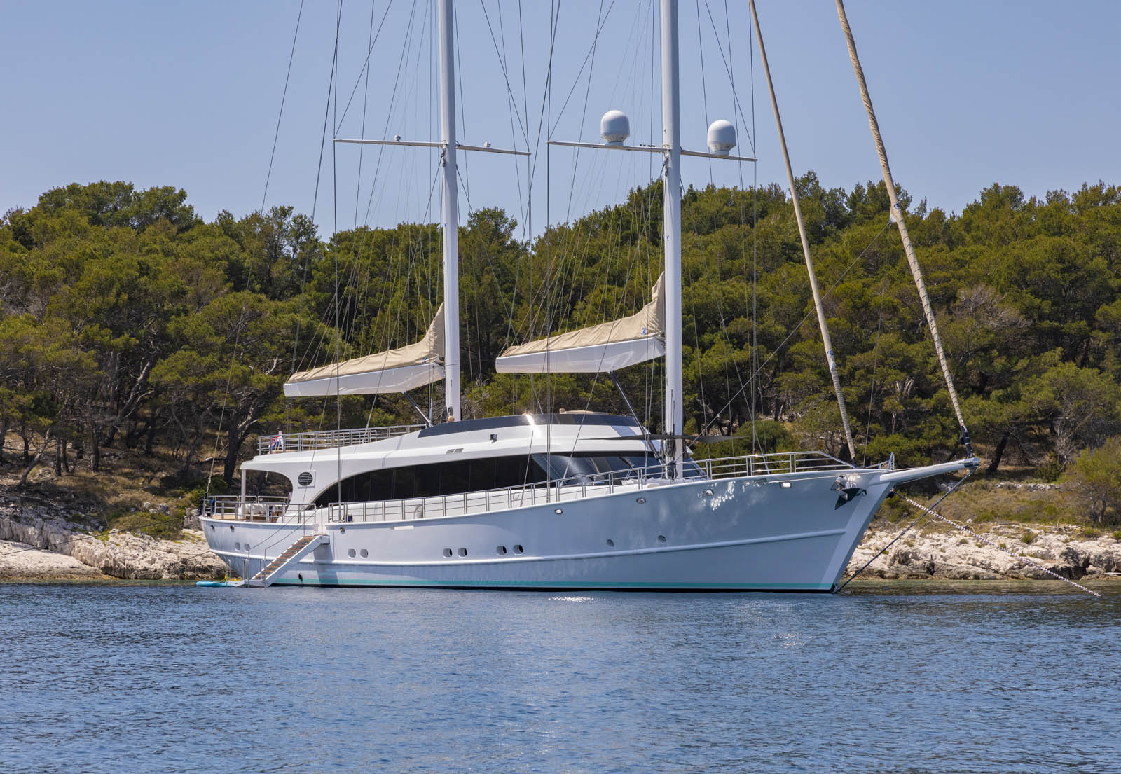 Acapella yacht © Jim Raycroft.jpg