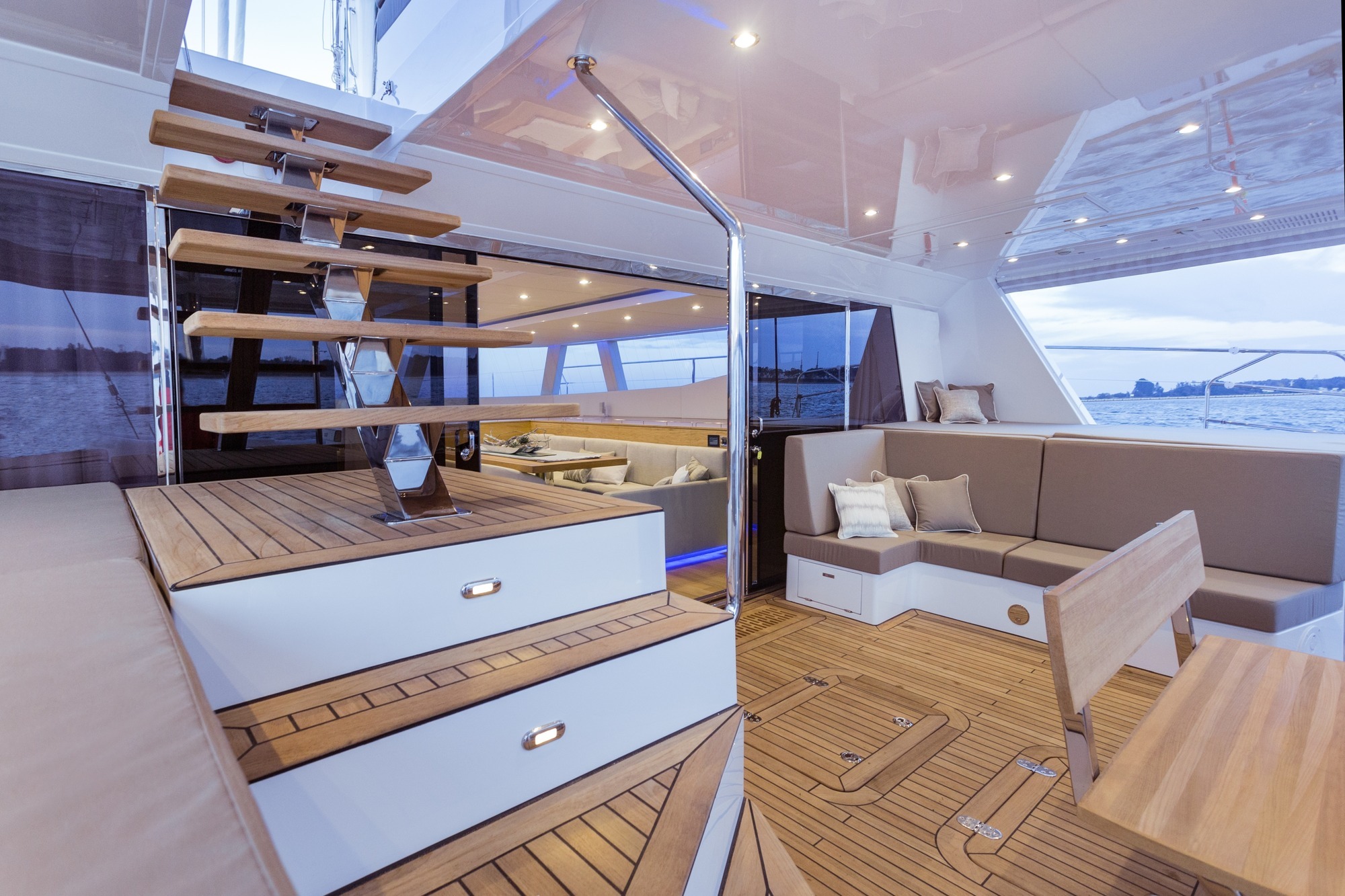 Aft deck with access to upper deck.jpg