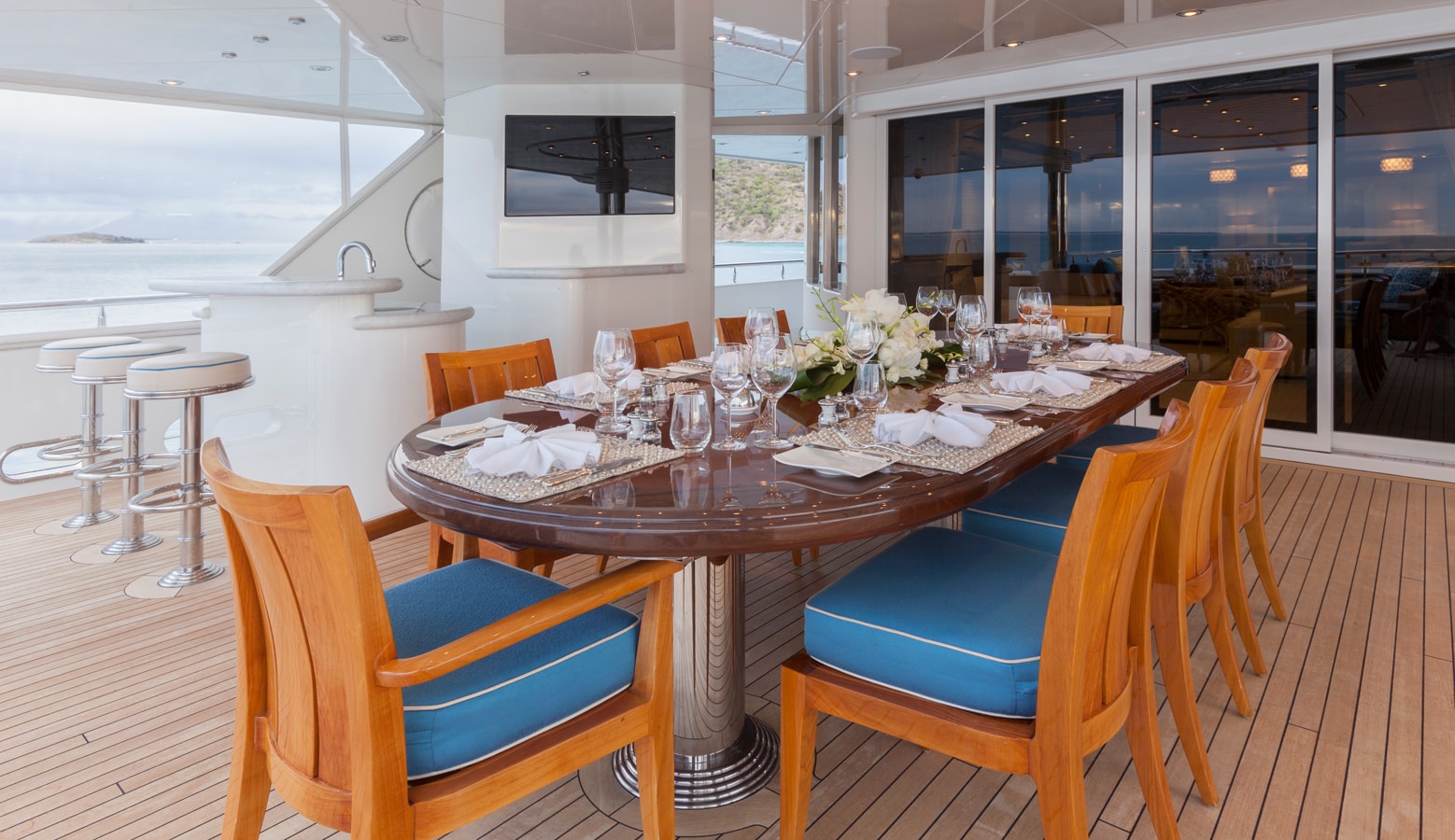 Aft dining bar.jpg