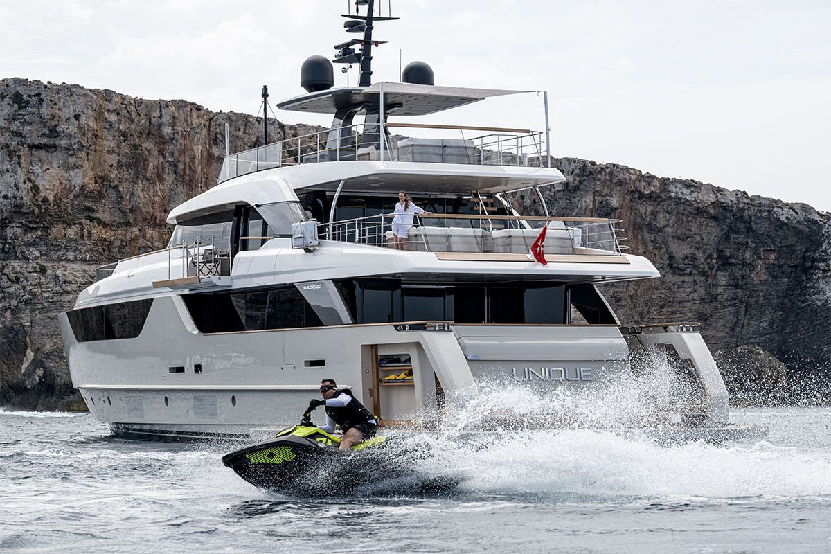 Aft view of the yacht UNIQUE S.jpg