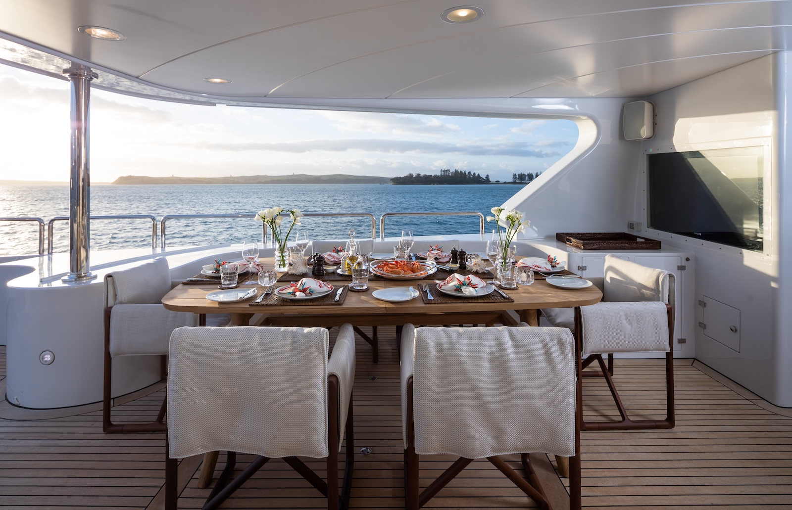 Al fresco dining - Photo Jeff Brown.jpg