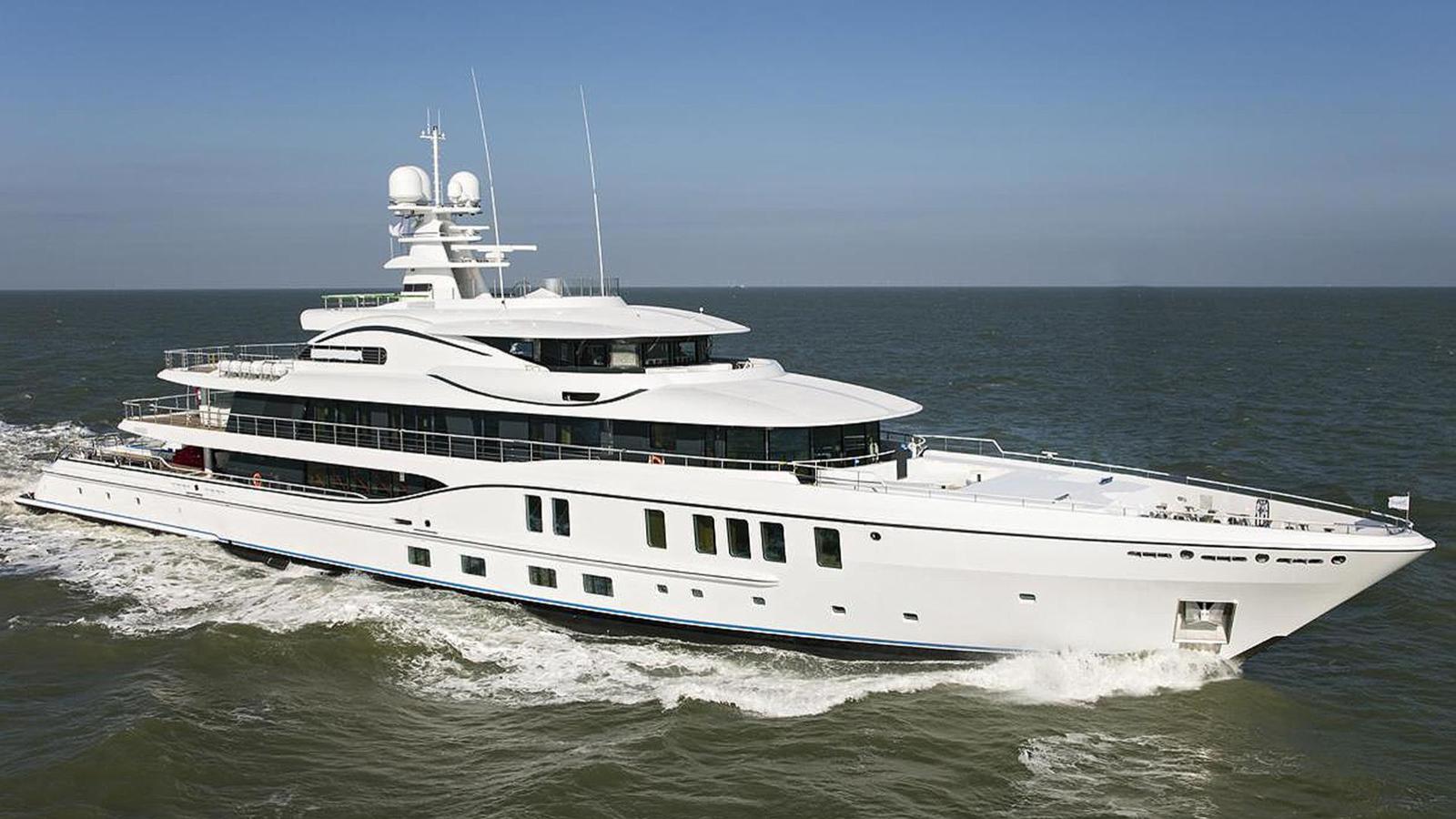 Amels Limited Edition 242 - bow profile underway.jpg