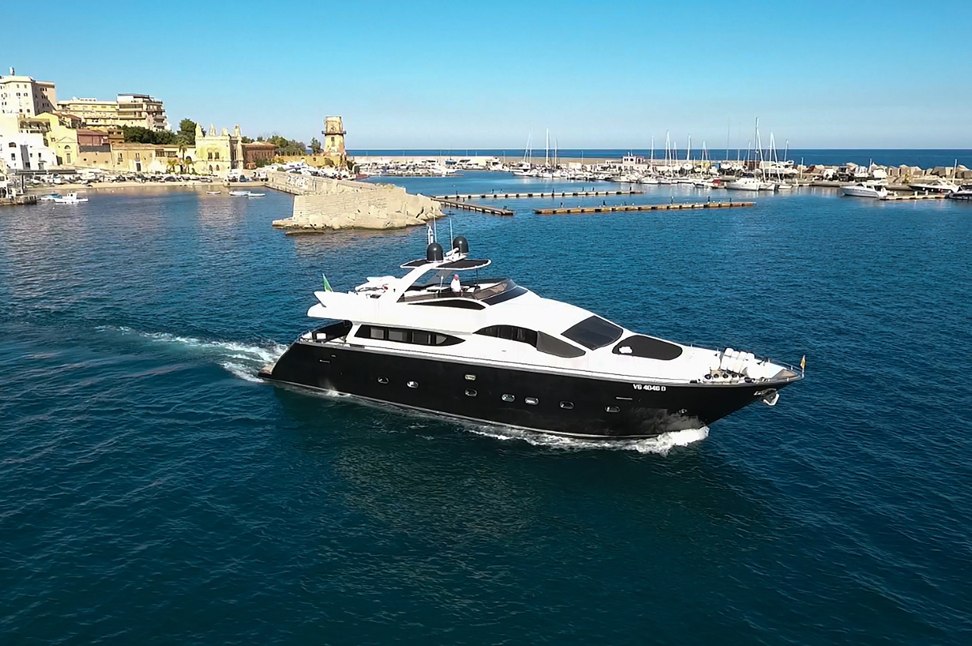 Antago Motor Yacht SEVEN STARS - Main shot.jpg