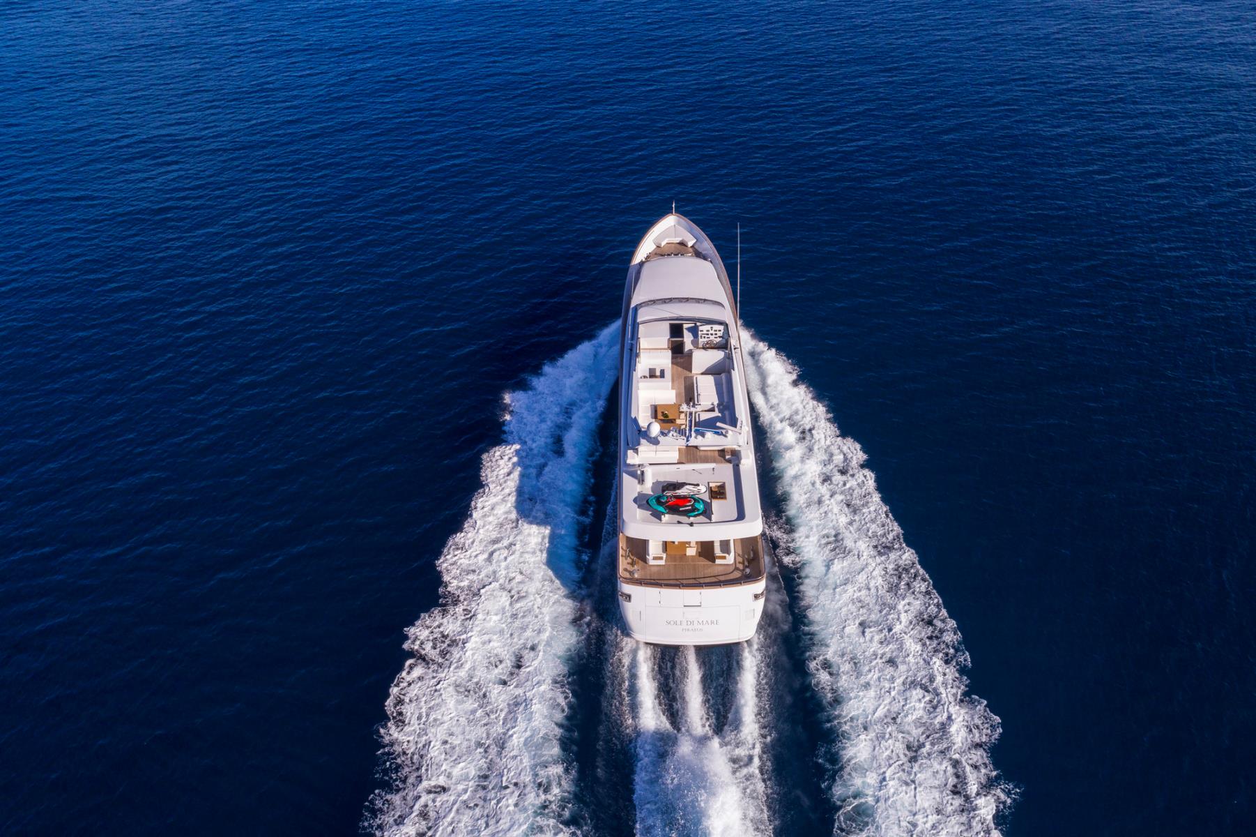 Baglietto Motor Yacht SOLE DI MARE - Stern view while cruising.jpg