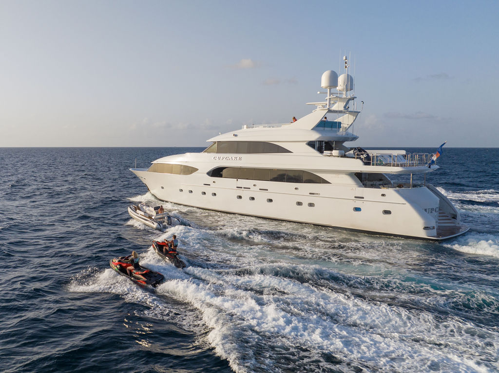 CUPCAKE yacht.jpg