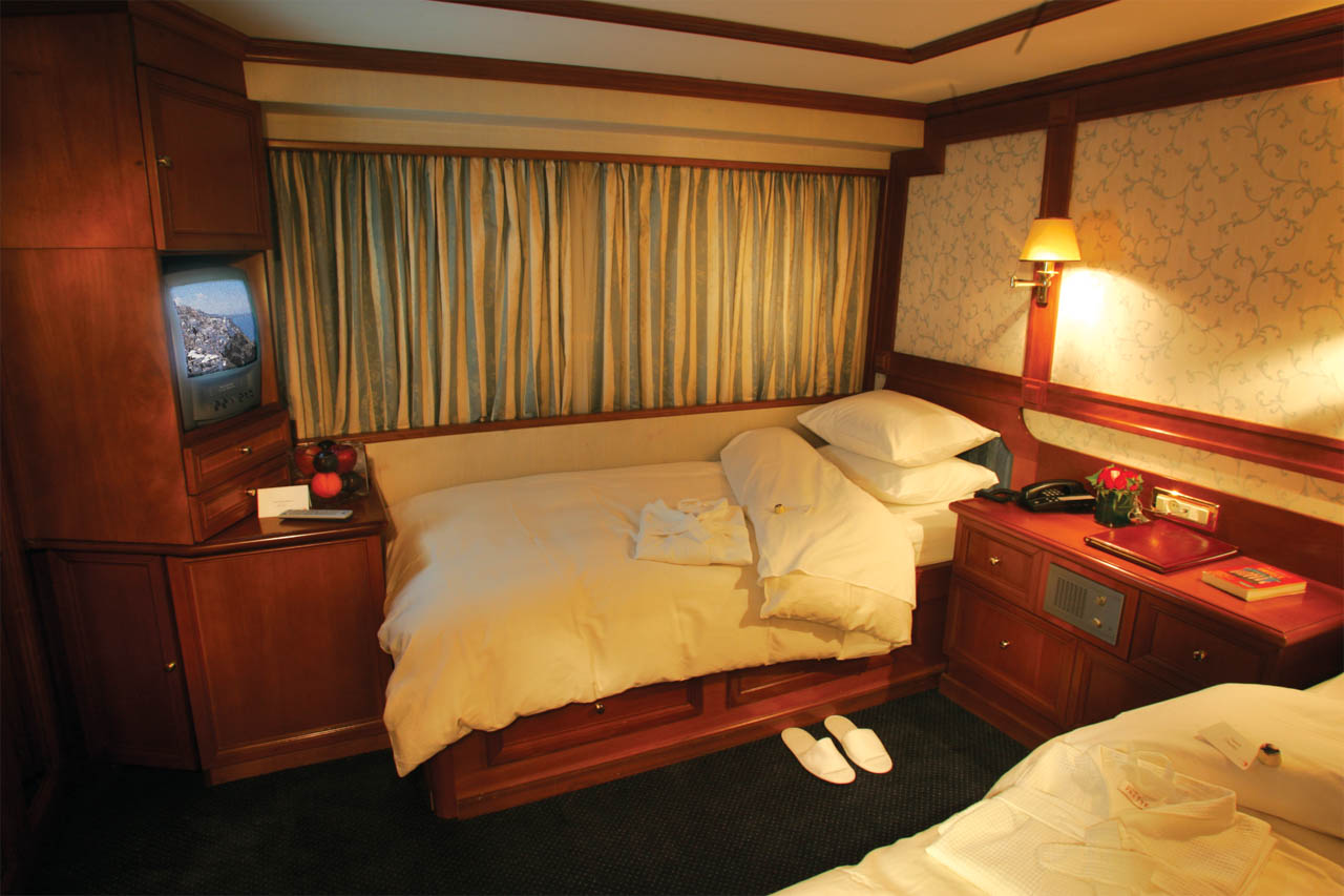Callisto_Twin_Cabin.jpg