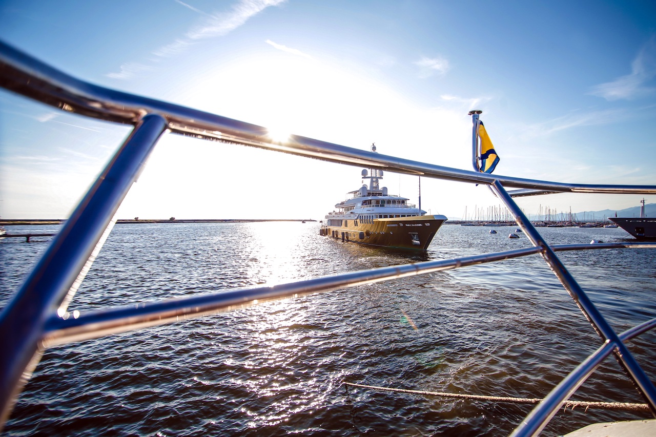 Charter yacht BELLAMI.COM underway. Photo credit LuxWrap.jpg