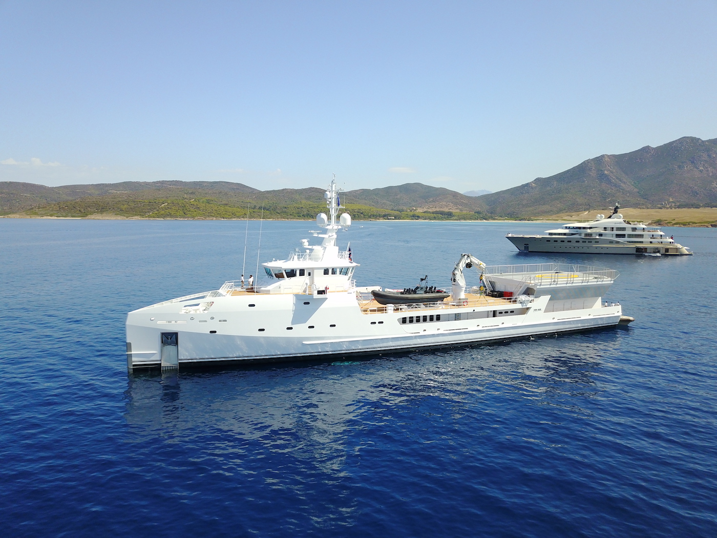 DAMEN Yacht Support GAME CHANGER and AMELS HERE COMES THE SUN  .jpg