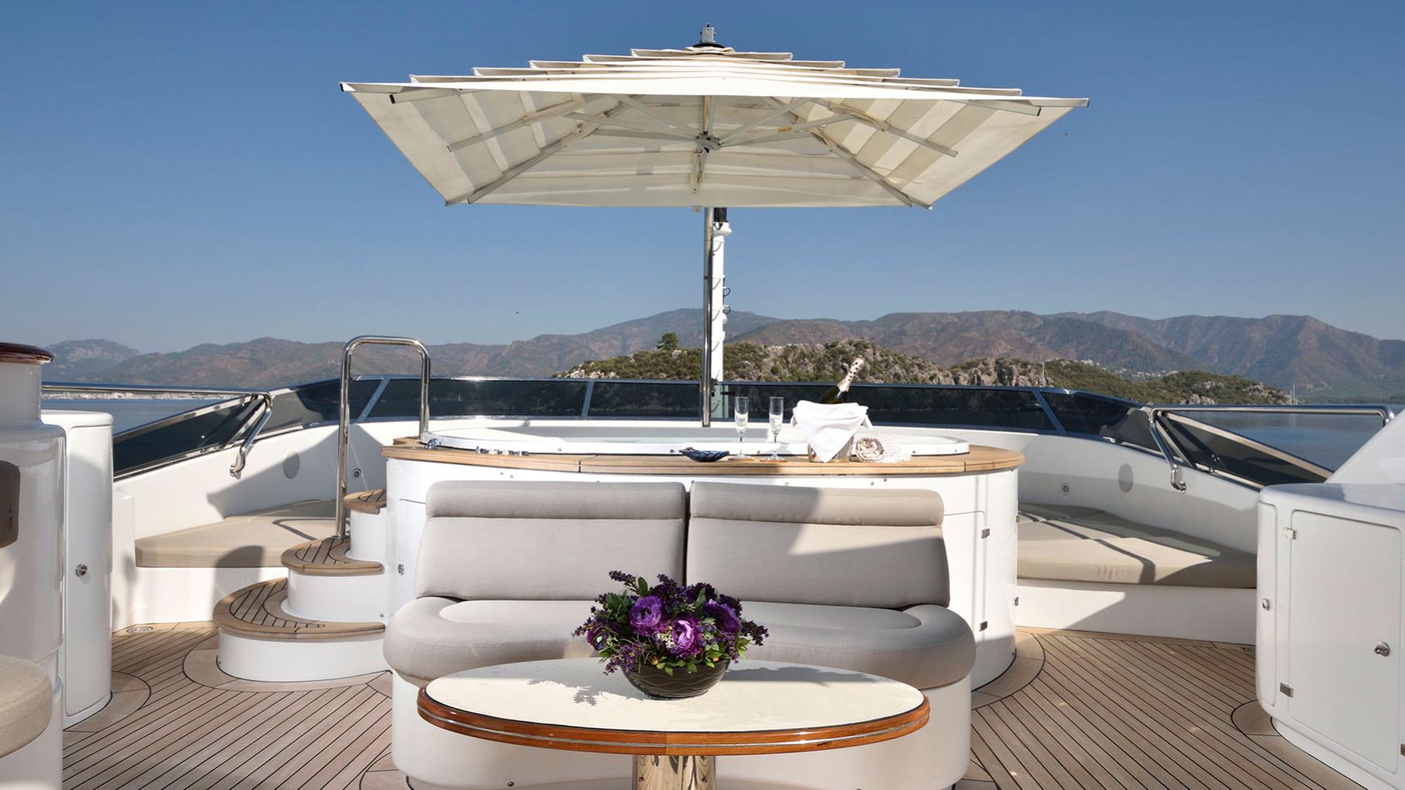 Deck jacuzzi.jpg