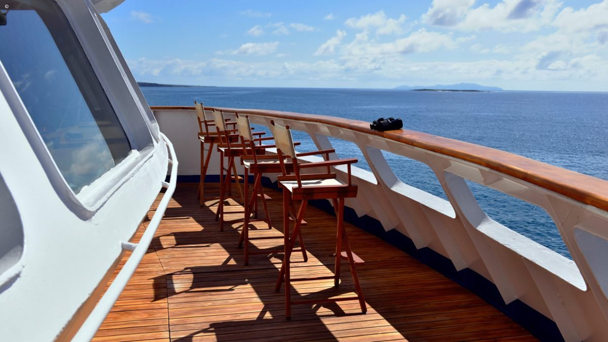 Deck with seating.jpg