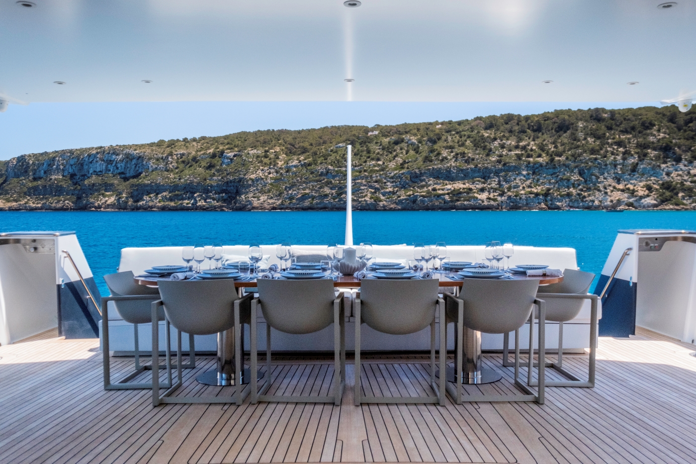 Dining area with sea views 01.jpg