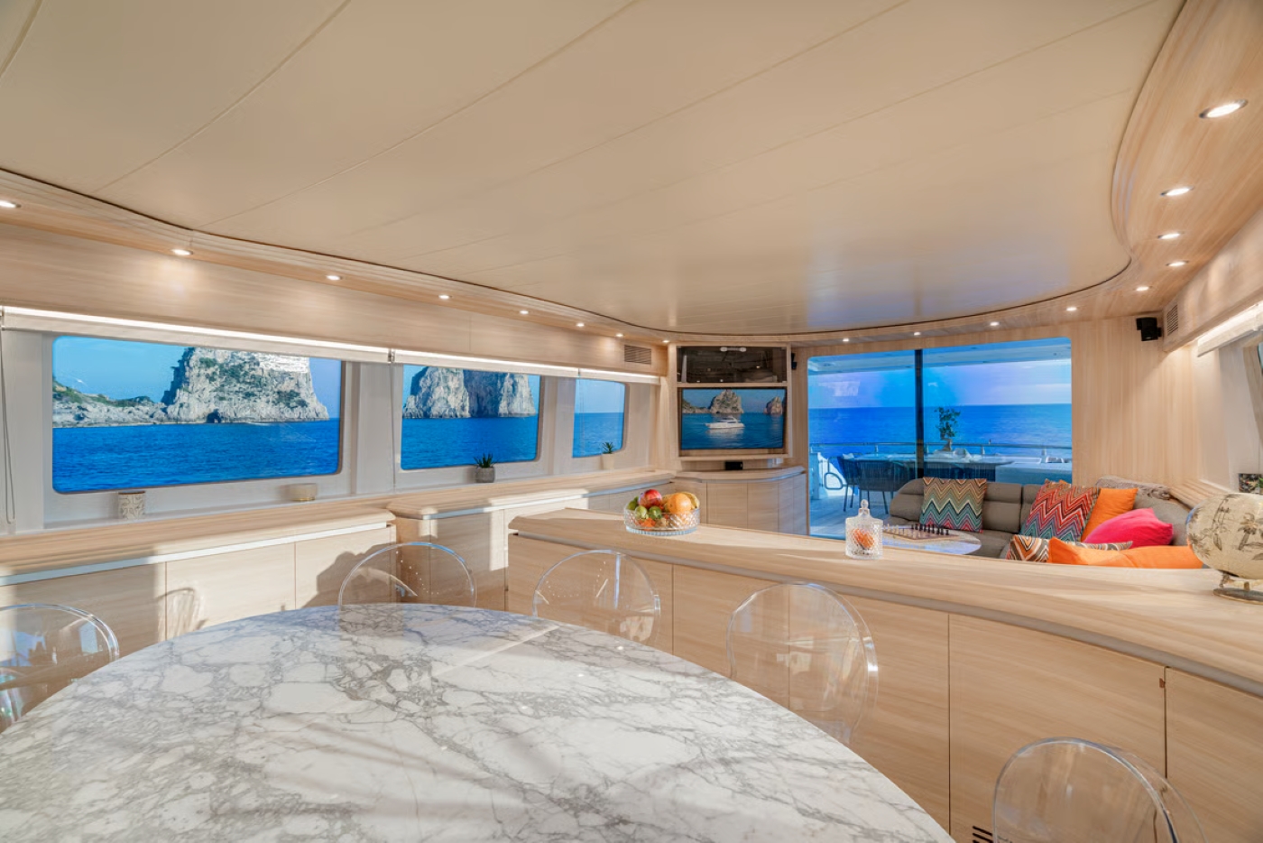 Dining with sea views 03.jpg